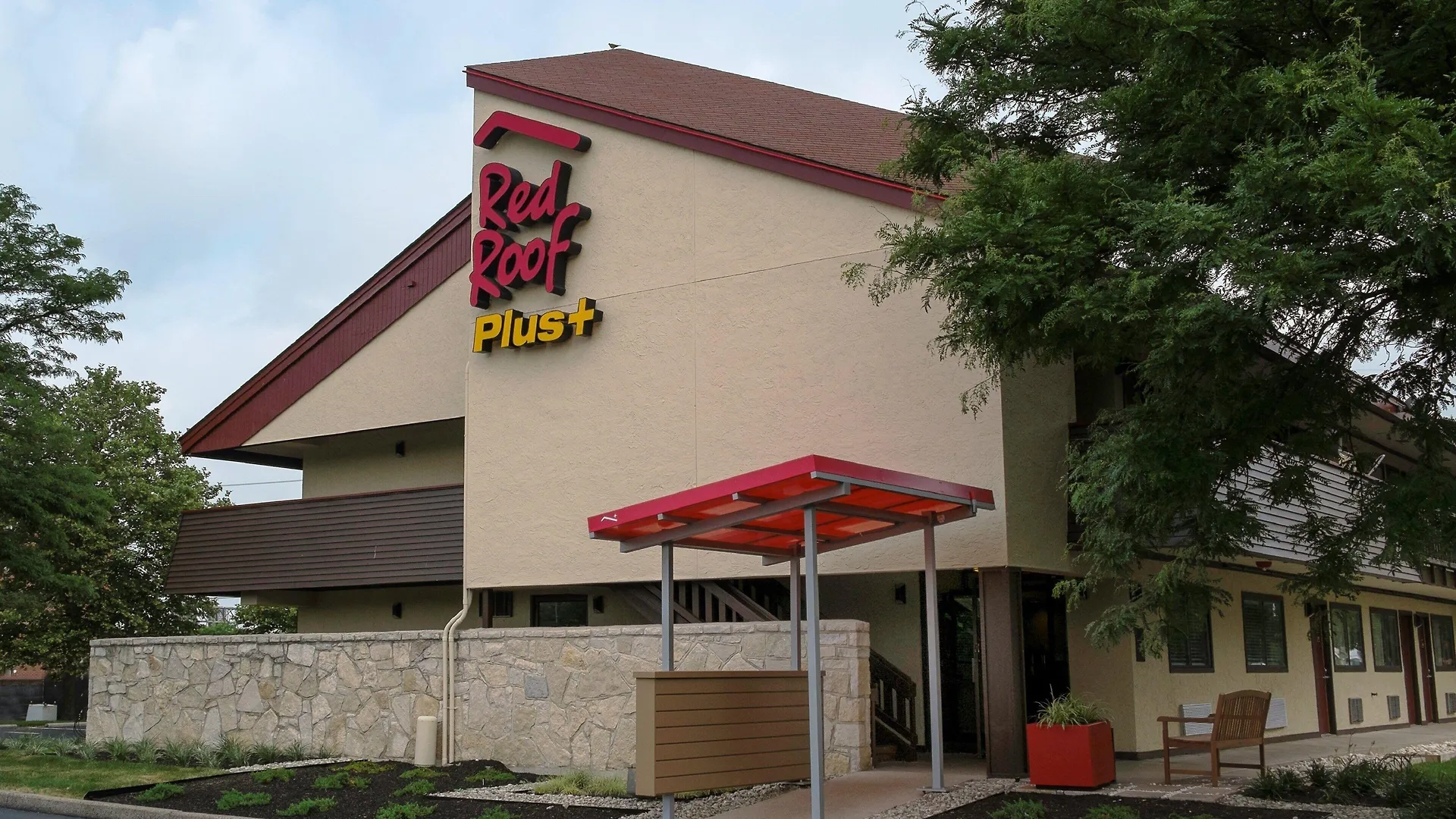 Staying Near Harrah's Chester: 3 Airport Hotels Compared