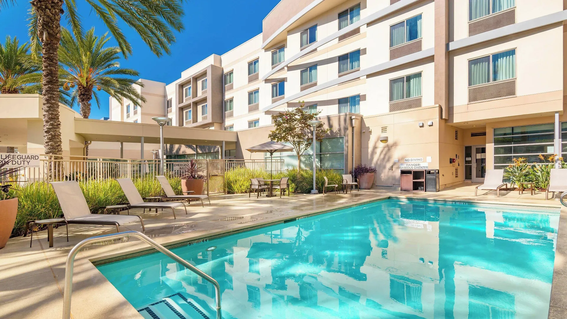 Where to Stay Alone in California: 4 Best Solo Traveler Hotels