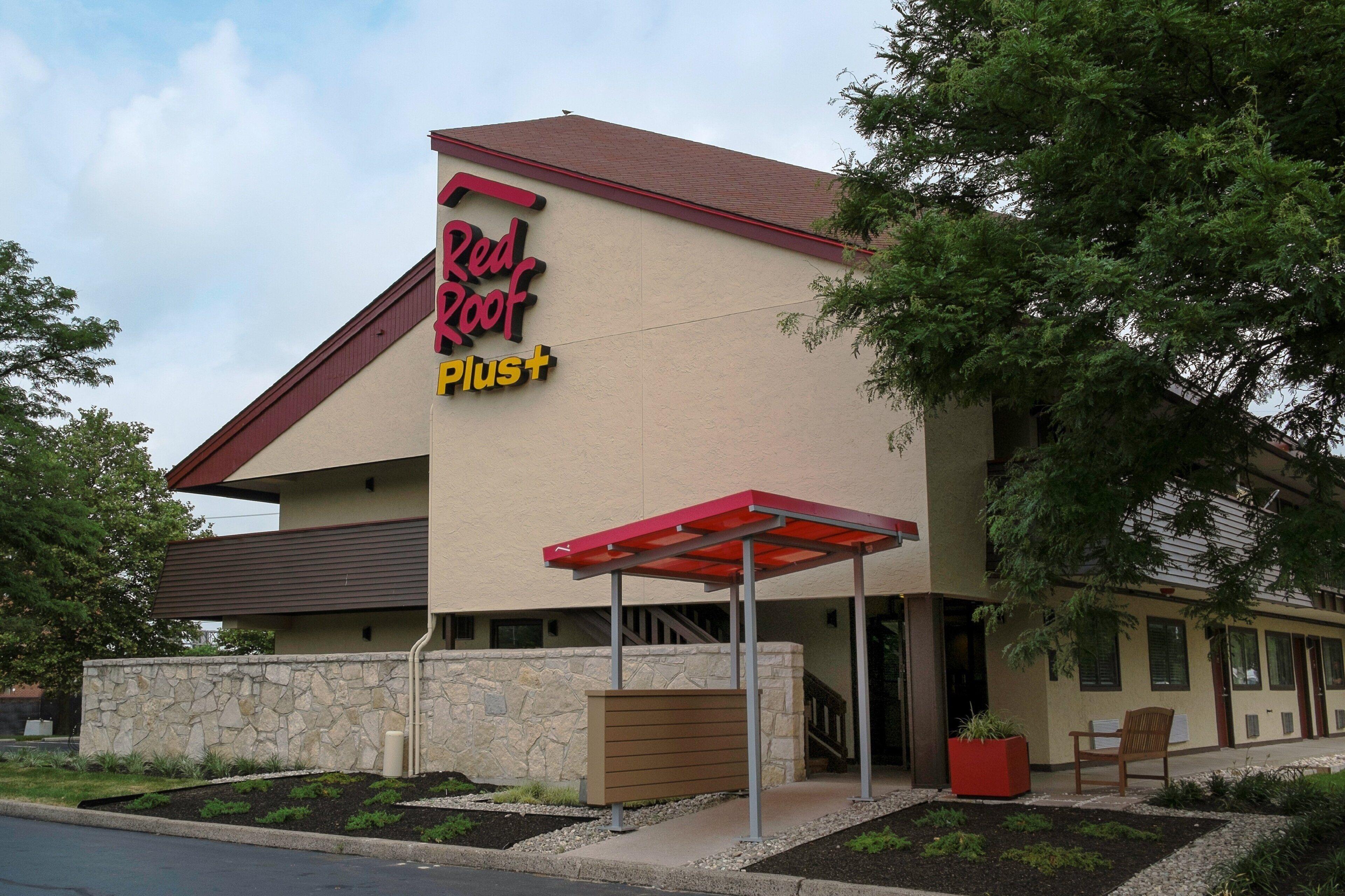 Staying Near Harrah's Chester: 3 Airport Hotels Compared